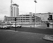 851314 Gezicht op de onlangs geopende parkeergarage aan het Jaarbeursplein te Utrecht, vanaf de Croeselaan. Op de ...